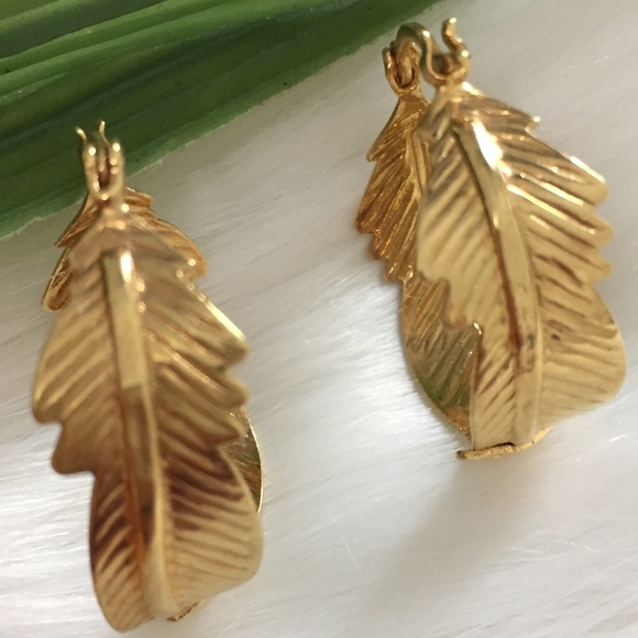 Leaf Design Round Hoop Earrings In 18K Gold Filled - Picture 3 of 4